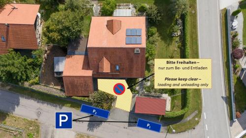 an aerial view of a house with a roof at Ferienwohnung Anita in Jandelsbrunn