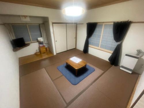 an overhead view of a living room with a bench and a table at Bamboo-Hill -OT- in Nozawa Onsen