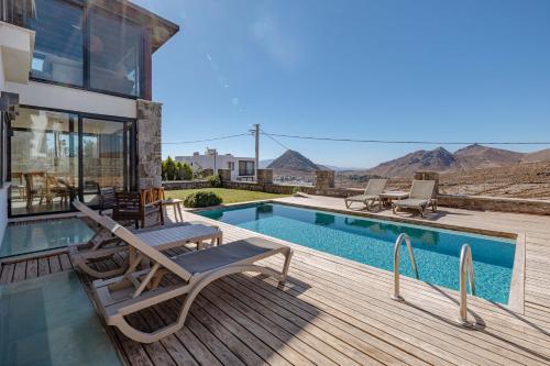 Elegant Villa Private Pool & Stunning Viewsの敷地内または近くにあるプール