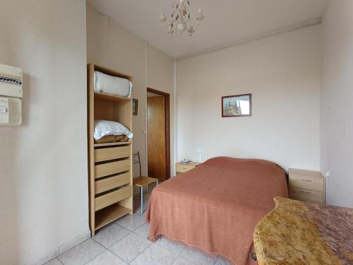 - une petite chambre avec un lit et un placard dans l'établissement Appartement T2 Meublé avec Balcon, à Aire-sur-lʼAdour
