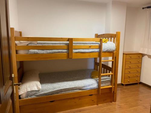 トラマカスティリャ・デ・テナにあるCASA MARTINの二段ベッドが2つある部屋