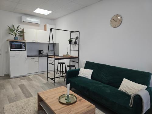 Η κουζίνα ή μικρή κουζίνα στο Offbase Lodging No8