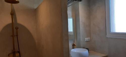 ニヨンにあるAppartement au cœur de Nyonsの白いトイレと窓のあるバスルーム