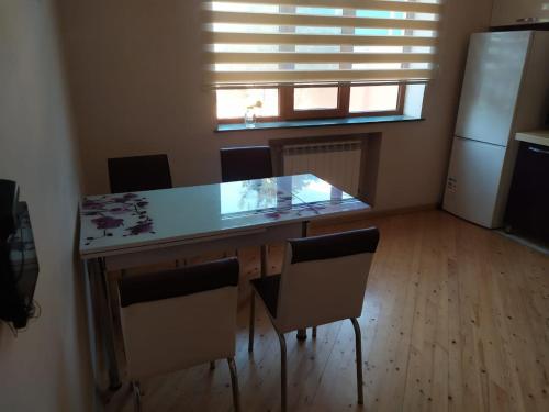 Kuchyň nebo kuchyňský kout v ubytování Дом