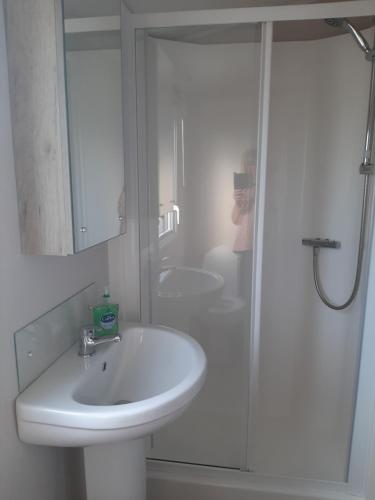 Koupelna v ubytování Swallows at Silversands