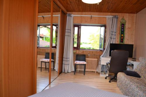 TV a/nebo společenská místnost v ubytování studio indépendant dans maison à la campagne