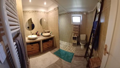 une salle de bain avec deux lavabos et un WC dans l'établissement La LiMonade de FraCri, à Crestet