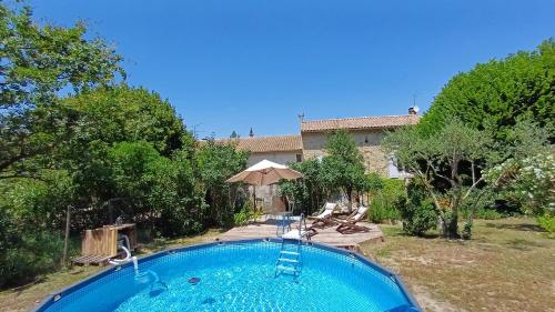 une piscine dans l'arrière-cour d'une maison dans l'établissement La LiMonade de FraCri, à Crestet