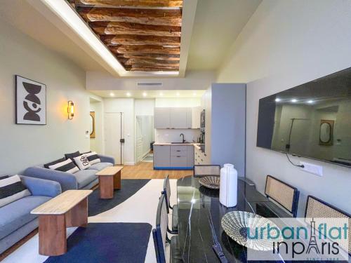 un salon avec un canapé et une table dans l'établissement Urban Flat 188 - Stunning 4 Bedroom Flat in Paris, à Paris
