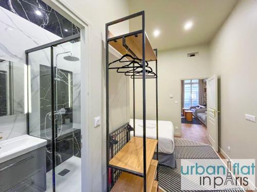 La salle de bains est pourvue d'une douche vitrée et d'un lavabo. dans l'établissement Urban Flat 188 - Stunning 4 Bedroom Flat in Paris, à Paris