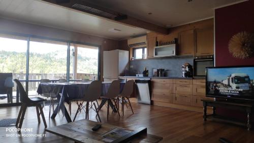 une cuisine et une salle à manger avec une table et des chaises dans l'établissement Chalet avec vue sur la vallée, à Saint-Maurice-sur-Moselle