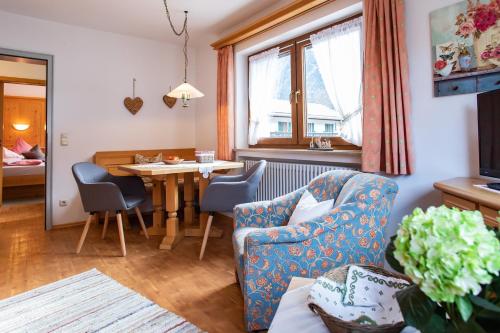 una sala de estar con un sofá y una mesa en Haus St. Korbinian, en Mittenwald
