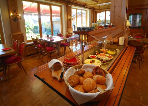stół z jedzeniem na górze w obiekcie Alpenlodge Pfronten w mieście Pfronten
