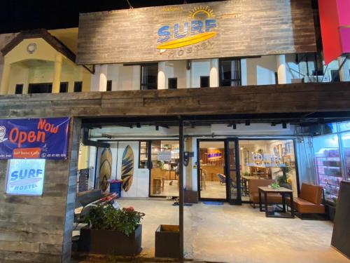 Ao Nang にあるSurf Hostel Krabiの寿司屋の看板入りの店舗
