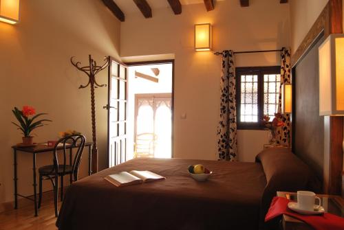Un dormitorio con una cama con un bol de fruta. en Hotel Rural Casa Grande Almagro, en Almagro