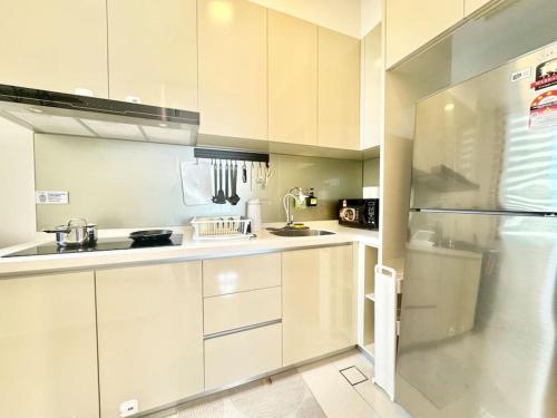 Kuchyň nebo kuchyňský kout v ubytování Paradigm Residence 3BR Deluxe Suite Skudai by Luxecocoo CK