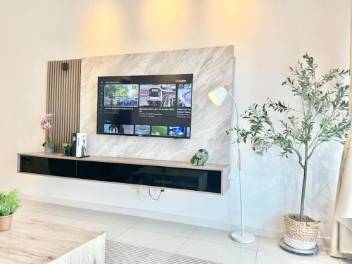 TV a/nebo společenská místnost v ubytování Paradigm Residence 3BR Deluxe Suite Skudai by Luxecocoo CK
