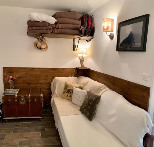 - un salon avec un canapé et une pile de couvertures dans l'établissement Studio proche des pistes, à Isola