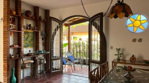 una sala da pranzo con porta aperta su un patio di Ubatuba Casa linda na Praia do Lázaro a Ubatuba