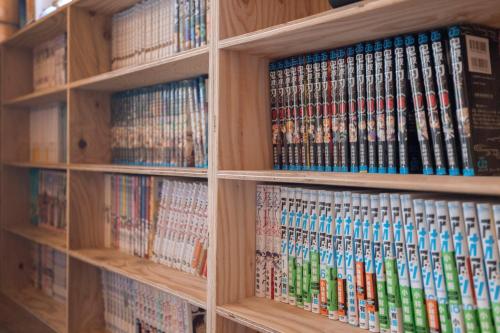 ImabariにあるIncense Beachfront Villaのゲームが入った本棚
