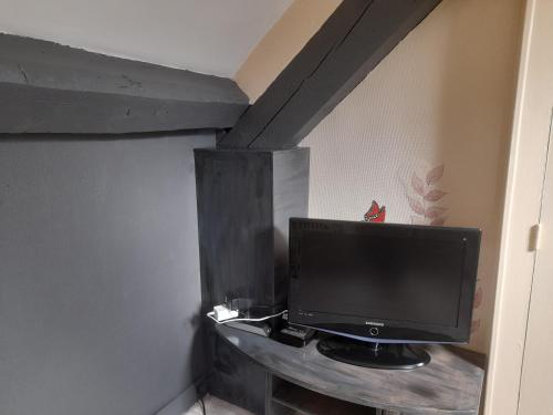 une télévision assise sur une table dans une pièce dans l'établissement Clos des jardinieres, à Mende