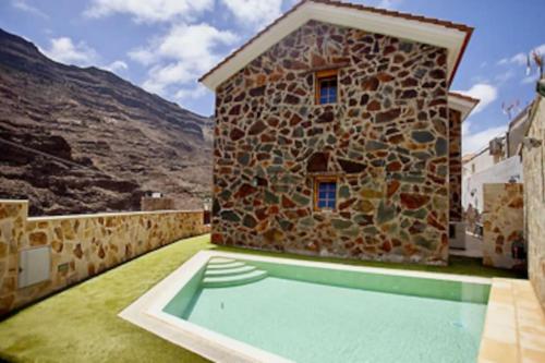Canarian Villa with Pool 27C, Lovely Patio and Parking