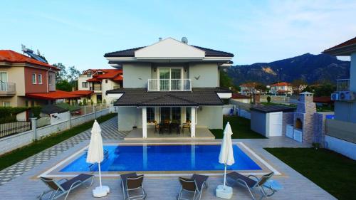 Bazén v ubytování Villa derin nebo v jeho okolí