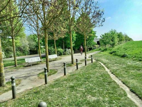 Taman di luar Le Domaine Réservé , parking et écrin de verdure