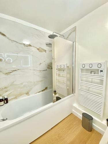 une salle de bain avec un miroir et un lavabo dans l'établissement Le Domaine Réservé , parking et écrin de verdure, à Amiens