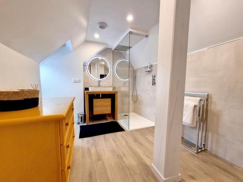 une salle de bain avec douche et miroir dans l'établissement Mont Gîte Des Herbus Salicorne 6personnes entre Granville et Mont Saint Michel, à Vains