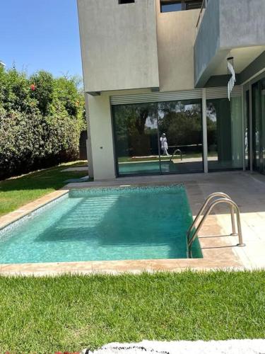 Kolam renang di atau dekat dengan Luxurious Golf Villa with Pool
