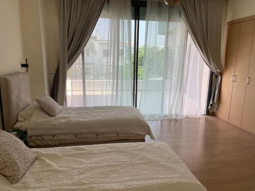 Katil atau katil-katil dalam bilik di Luxurious Golf Villa with Pool