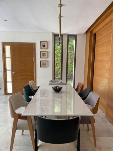 Ruang duduk di Luxurious Golf Villa with Pool