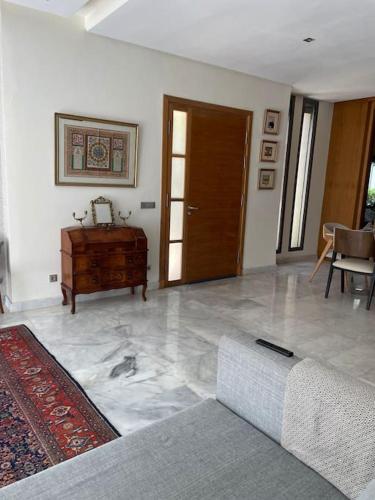 Ruang duduk di Luxurious Golf Villa with Pool