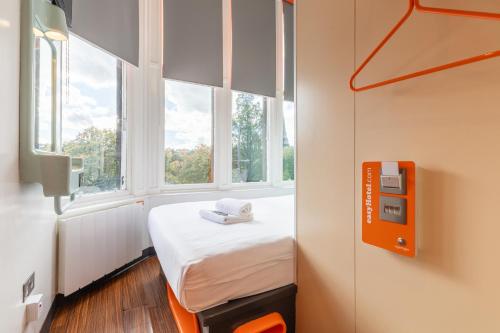 Cama o camas de una habitación en easyHotel Edinburgh
