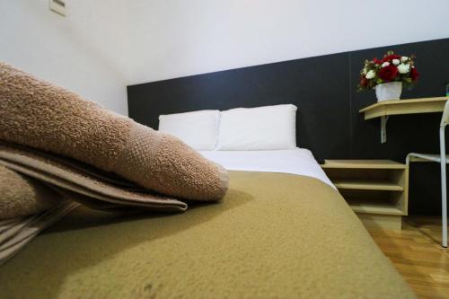 Postel nebo postele na pokoji v ubytování Uncle Guesthouse Kuala Terengganu