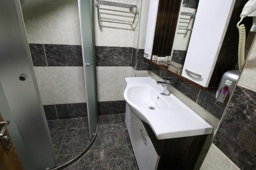 bagno con lavandino e specchio di Afyon Grand Ari Hotel a Afyon