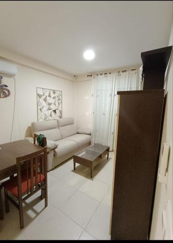 Katil atau katil-katil dalam bilik di Lovely Beach flat, ground floor, with fast WiFi, AC and Heating