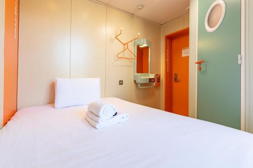 Cama o camas de una habitación en easyHotel Edinburgh