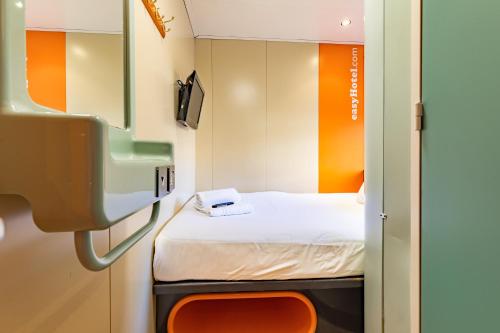 Cama o camas de una habitación en easyHotel Edinburgh