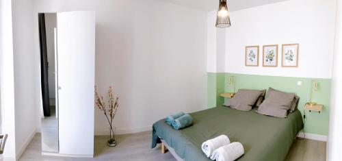 - une chambre avec un lit vert et 2 chaises dans l'établissement La vie est belle entre Disneyland et Paris, à Lagny-sur-Marne