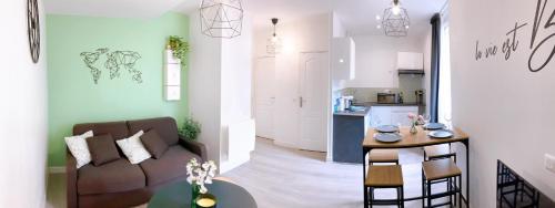 un salon avec un canapé et une table dans l'établissement La vie est belle entre Disneyland et Paris, à Lagny-sur-Marne