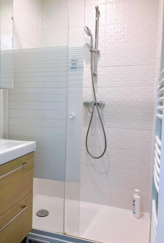 une douche avec une porte vitrée dans une salle de bain dans l'établissement La vie est belle entre Disneyland et Paris, à Lagny-sur-Marne