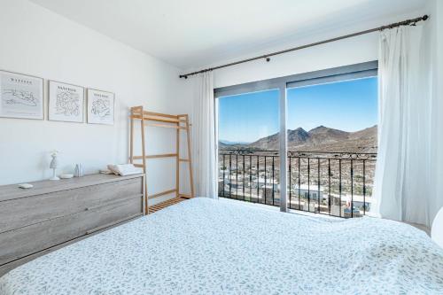 ボドルム・シティにあるElegant Villa Private Pool & Stunning Viewsのベッドと大きな窓のある寝室