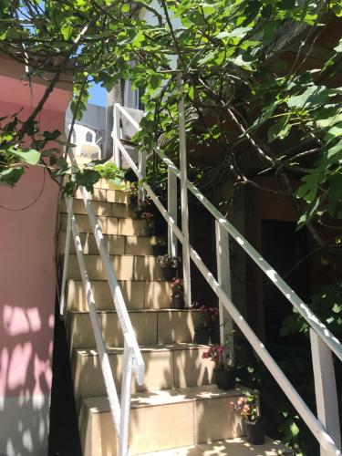 a set of stairs leading up to a house at Casa confortável a 5 minutos da Praia do Forte a pé in Cabo Frio
