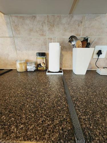 Dapur atau dapur kecil di 2b - 74 No load shedding - 2 bed home