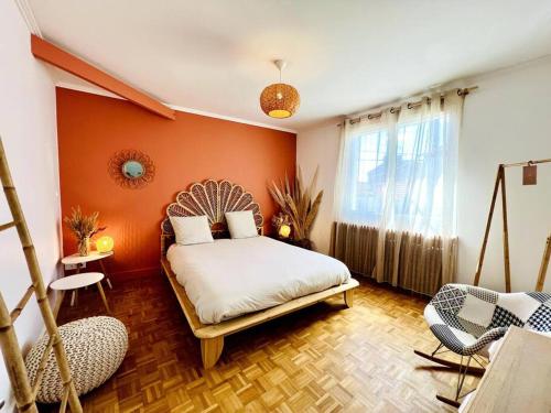 une chambre avec un lit et une grande fenêtre dans l'établissement Casa Rochelaise - Jacuzzi, à La Rochelle