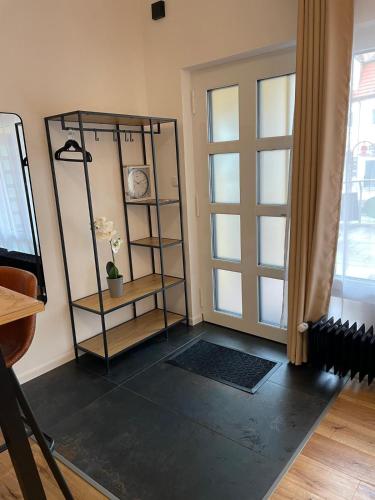 a room with a door with a shelf and a window at Ferienwohnung Schulerhaus in Stetten am Kalten Markt