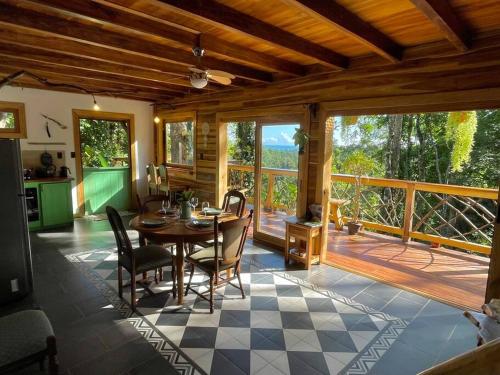 Un balcón o terraza de Jungle Spirit Treehouse