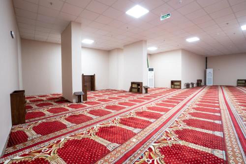 a large room with a red rug on the floor at فندق سيف بلص 2 من اورفانا in Makkah